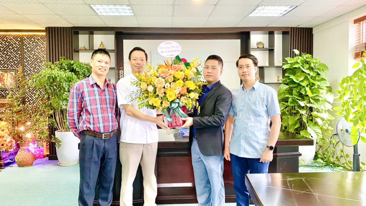 Các Phó Tổng giám đốc chúc mừng Chủ tịch Nguyễn Thế Hùng ngày Doanh nhân Việt Nam