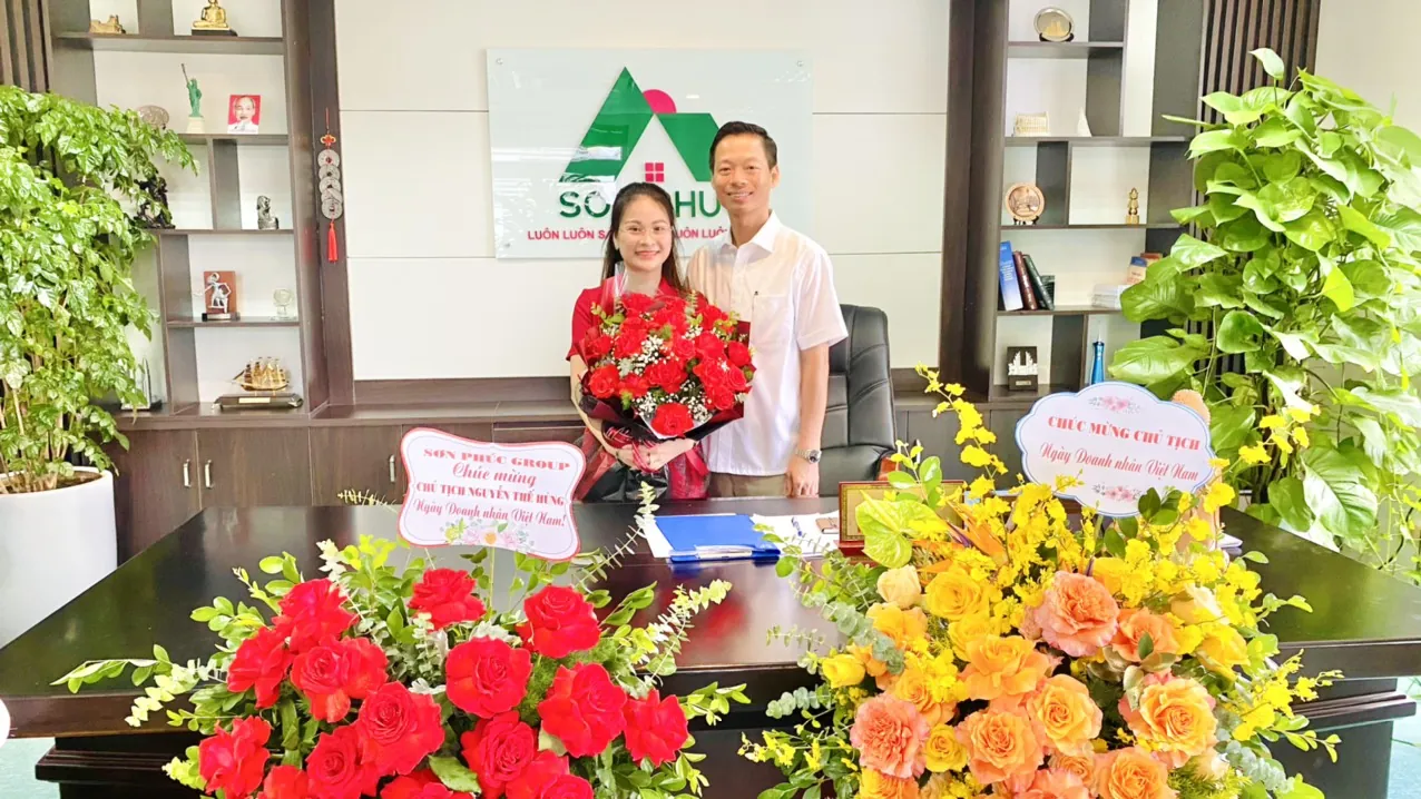 PCT. HĐQT Trần Bỉnh Xuân tặng hoa chúc mừng Chủ tịch Nguyễn Thế Hùng ngày Doanh nhân Việt Nam