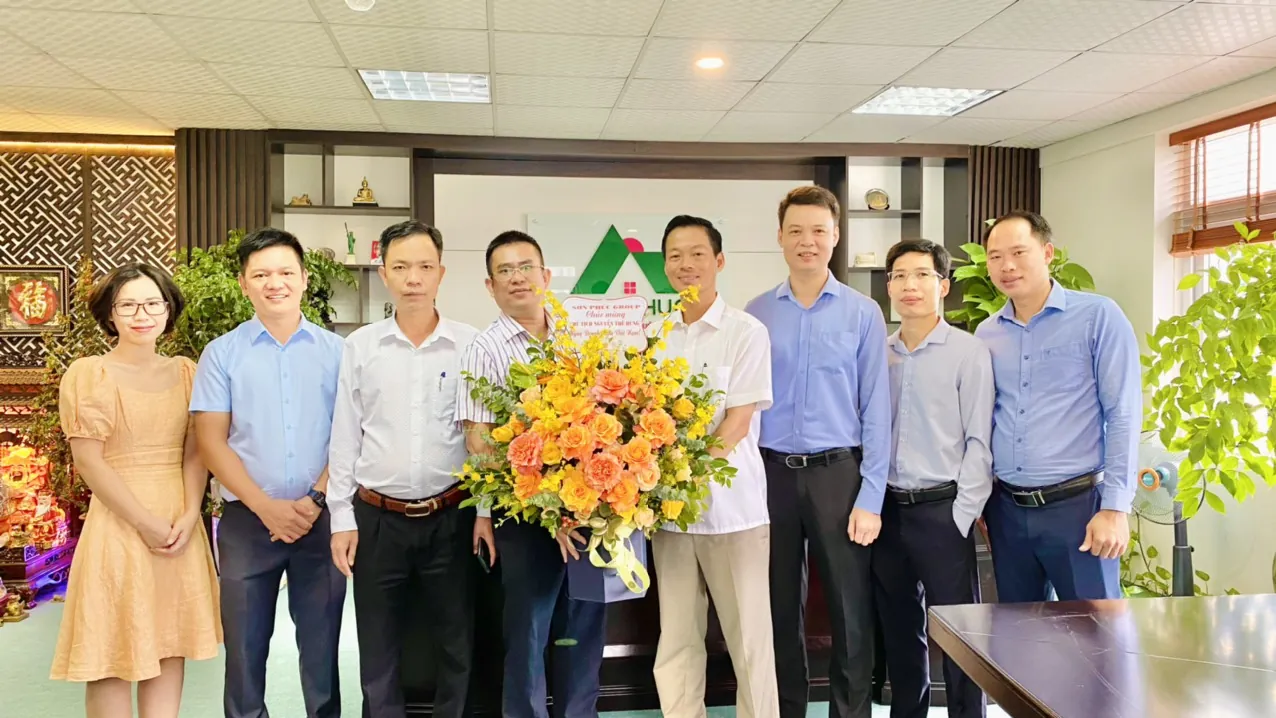 Đại diện Trưởng các Bộ phận/Phòng ban chúc mừng Chủ tịch Nguyễn Thế Hùng ngày Doanh nhân Việt Nam