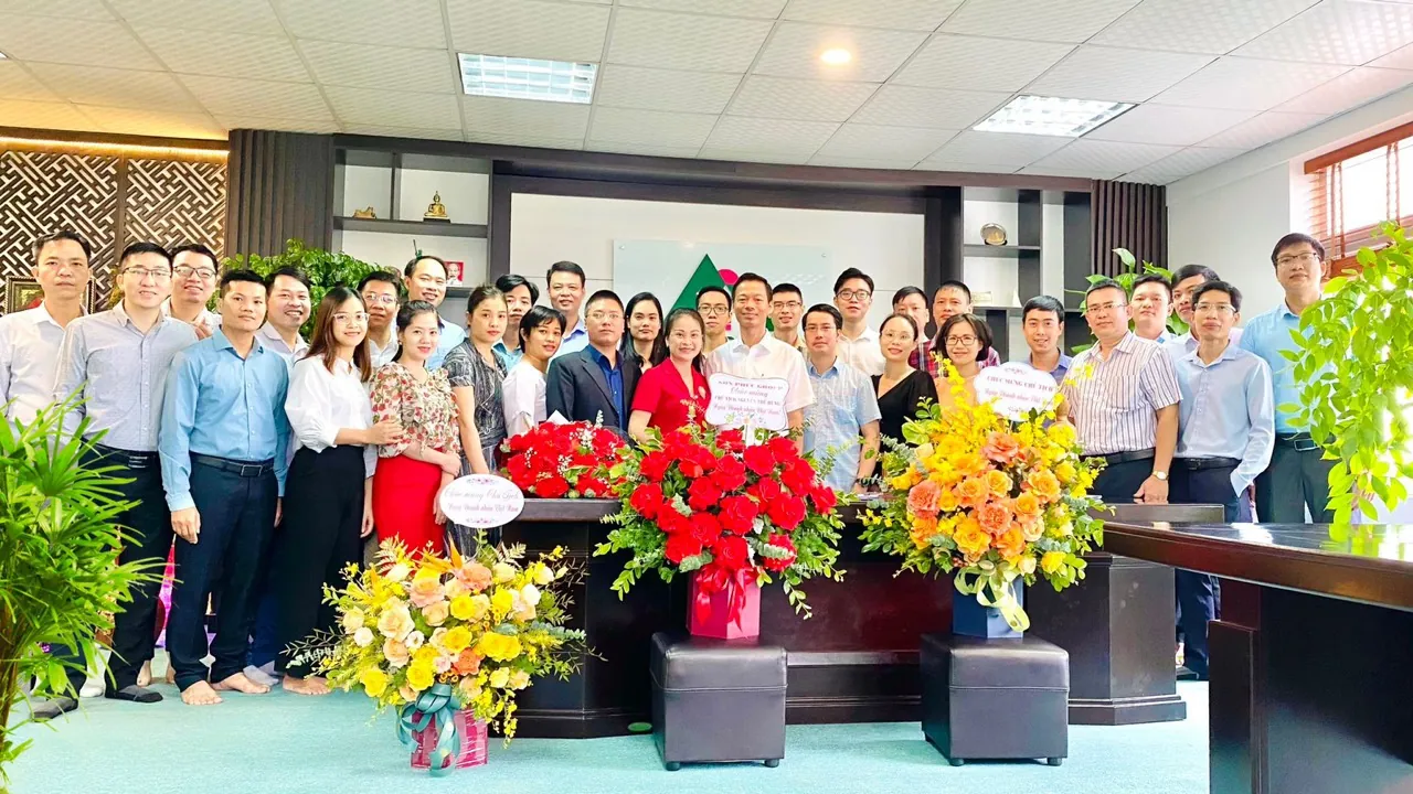 Tập thể CBNV Tập đoàn Sơn Phúc tại trụ sở Hà Nội chúc mừng Chủ tịch Nguyễn Thế Hùng nhân ngày Doanh nhân Việt Nam