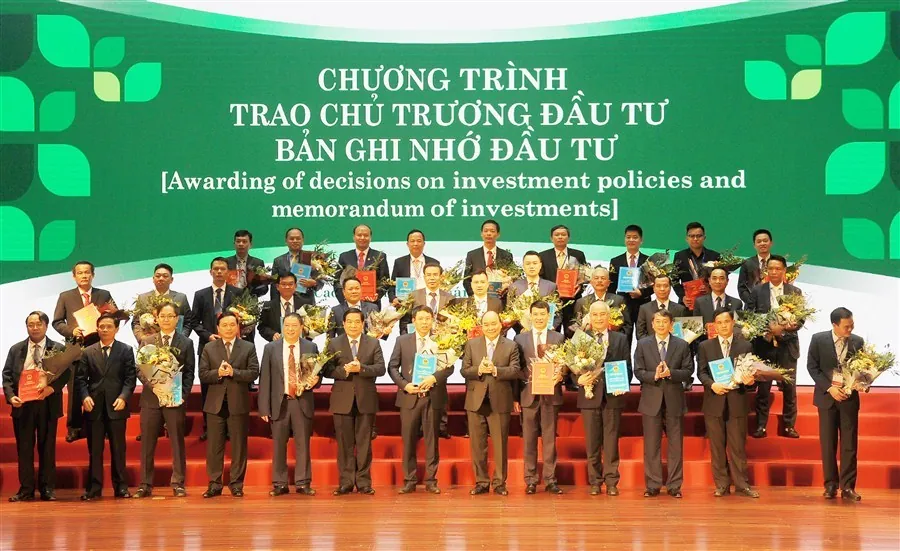 Thủ tướng Chính phủ Nguyễn Xuân Phúc và lãnh đạo một số bộ, ngành Trung ương chứng kiến UBND tỉnh Cao Bằng trao Chứng nhận đầu tư và Bản ghi nhớ đầu tư cho các nhà đầu tư tại hội nghị