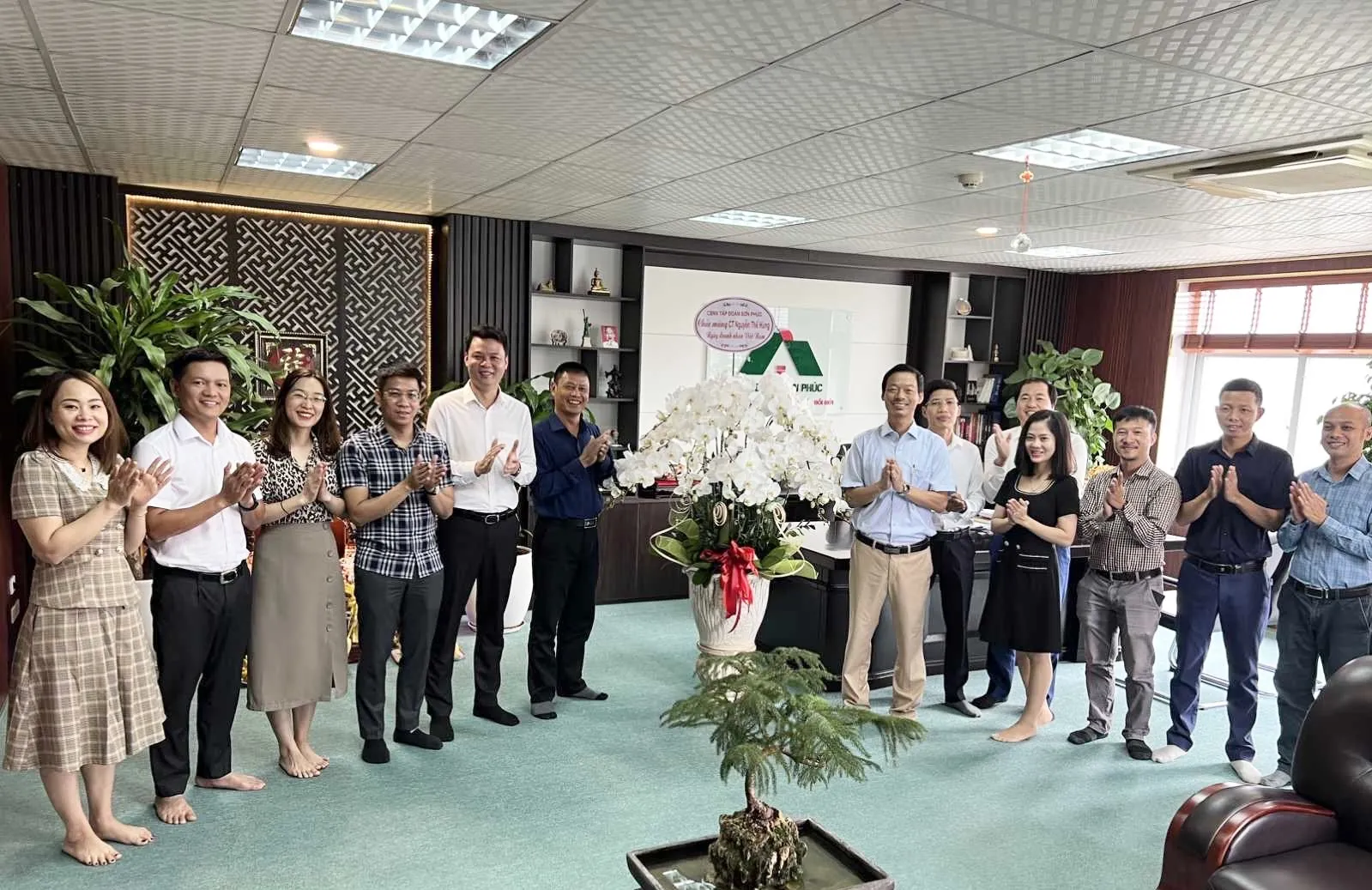 (Cán bộ nhân viên Tập đoàn tặng hoa chúc mừng Chủ tịch HĐQT Nguyễn Thế Hùng nhân ngày Doanh nhân Việt Nam 13/10)