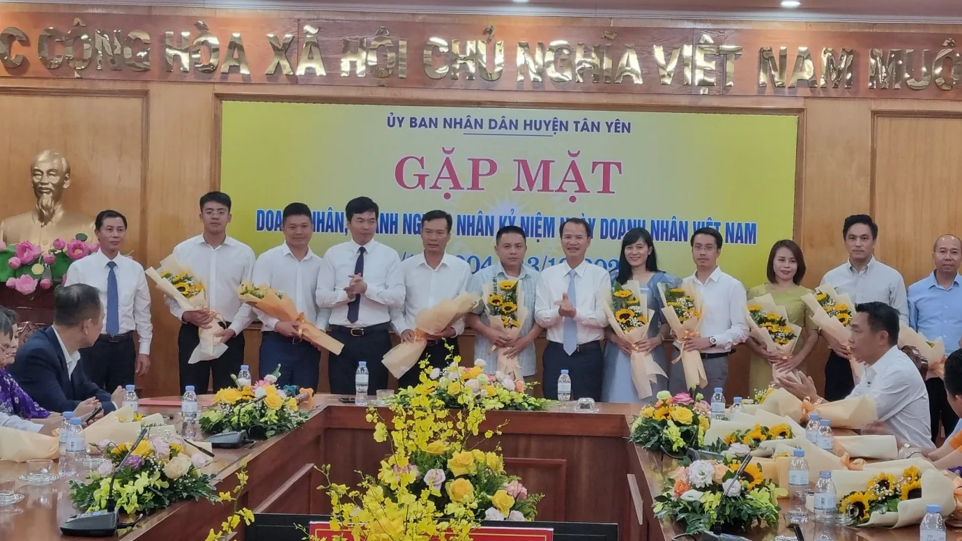 (PTGĐ Nguyễn Quốc Anh – đứng thứ tư từ phải sang – thay mặt Tập đoàn Sơn Phúc nhận hoa chúc mừng của lãnh đạo UBND huyện Tân Yên, tỉnh Bắc Giang)