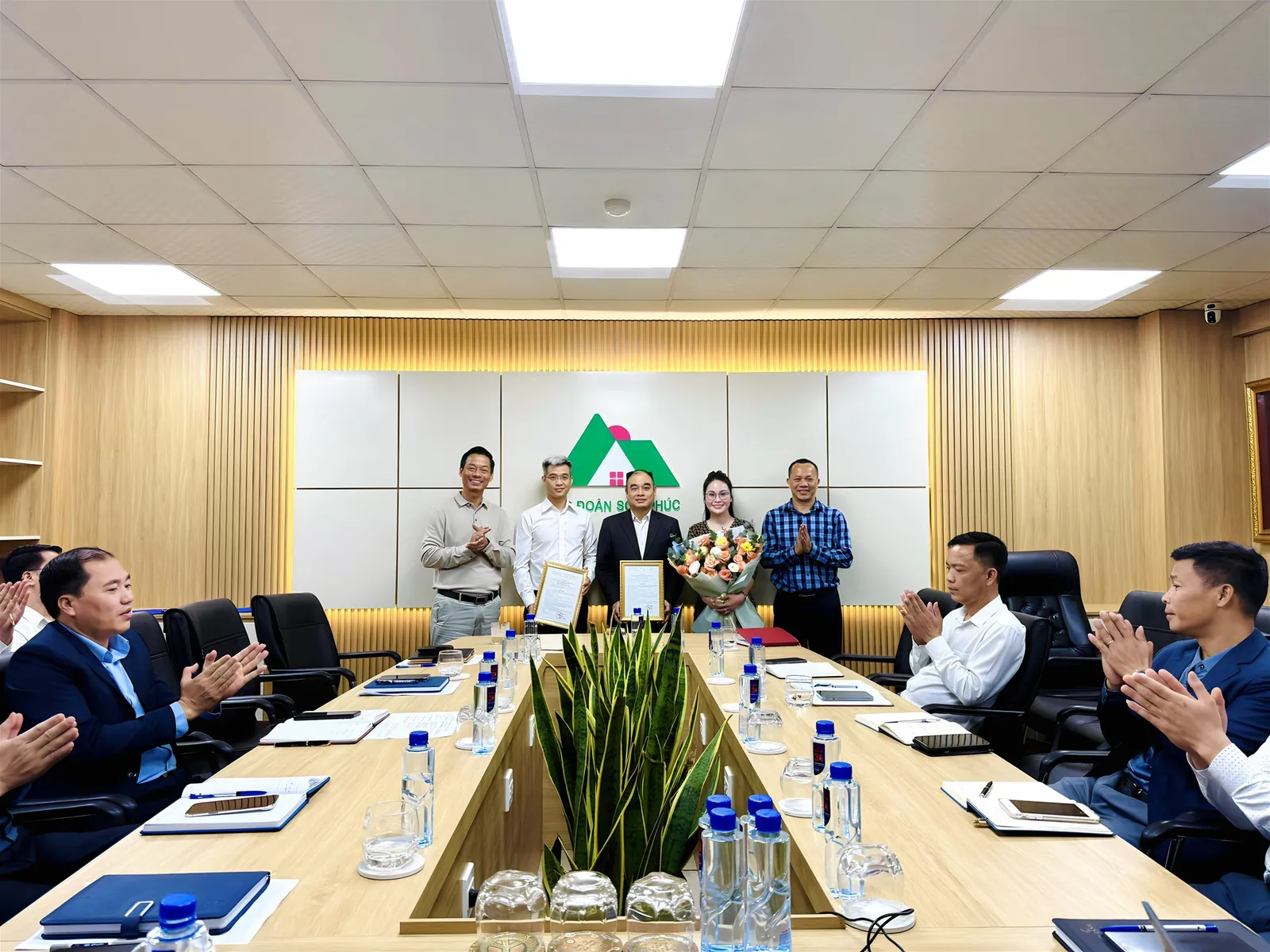 Tập đoàn Sơn Phúc công bố và trao quyết định bổ nhiệm chức vụ phó tổng giám đốc tài chính và trợ lý Chủ tịch HĐQT kiêm giám đốc phát triển dự án — ảnh 1