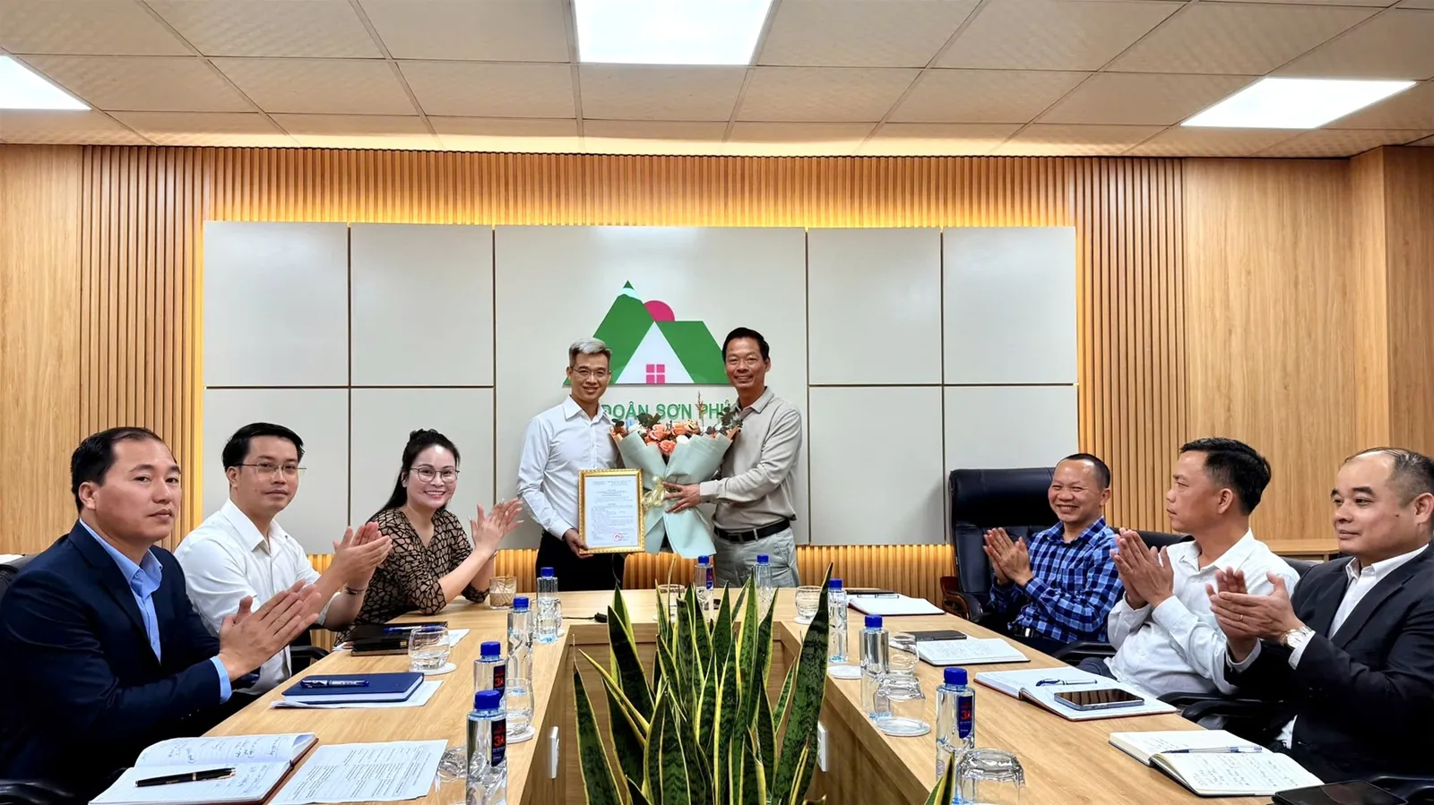 “Ông Nguyễn Thế Hùng – Chủ tịch HĐQT trao Quyết định cho ông Chu Việt Bằng Phi – Trợ lý Chủ tịch HĐQT kiêm Giám đốc phát triển dự án”