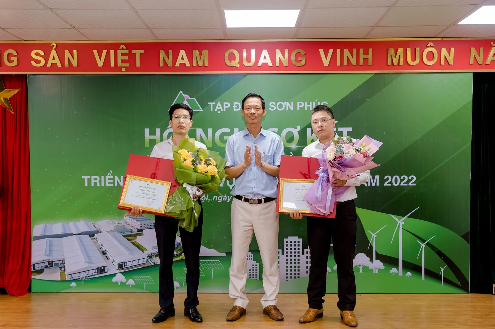 (Chủ tịch HĐQT Nguyễn Thế Hùng trao bằng khen cho các cá nhân tiêu biểu: PTGĐ Ban đầu tư 1 Nguyễn Đình Yên và Trưởng phòng KTKH Nguyễn Quang Hùng)
