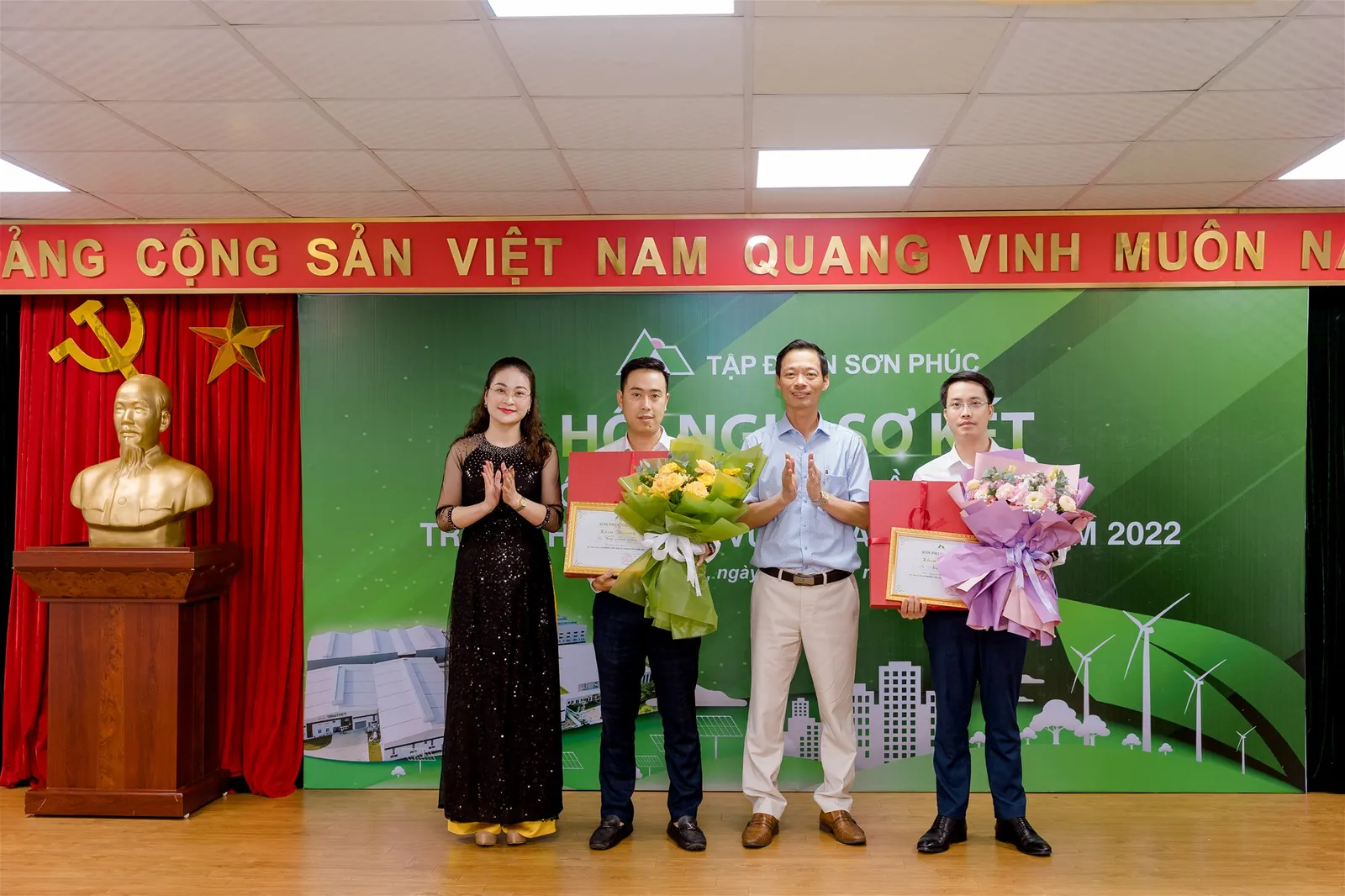 (Chủ tịch HĐQT Nguyễn Thế Hùng và Phó Chủ tịch HĐQT Trần Bỉnh Xuân trao bằng khen cho các cá nhân tiêu biểu: PTGĐ Ban đầu tư 2 Nguyễn Quốc Anh và Phó Trưởng phòng đầu tư ban 2 Vương Thanh Tùng)