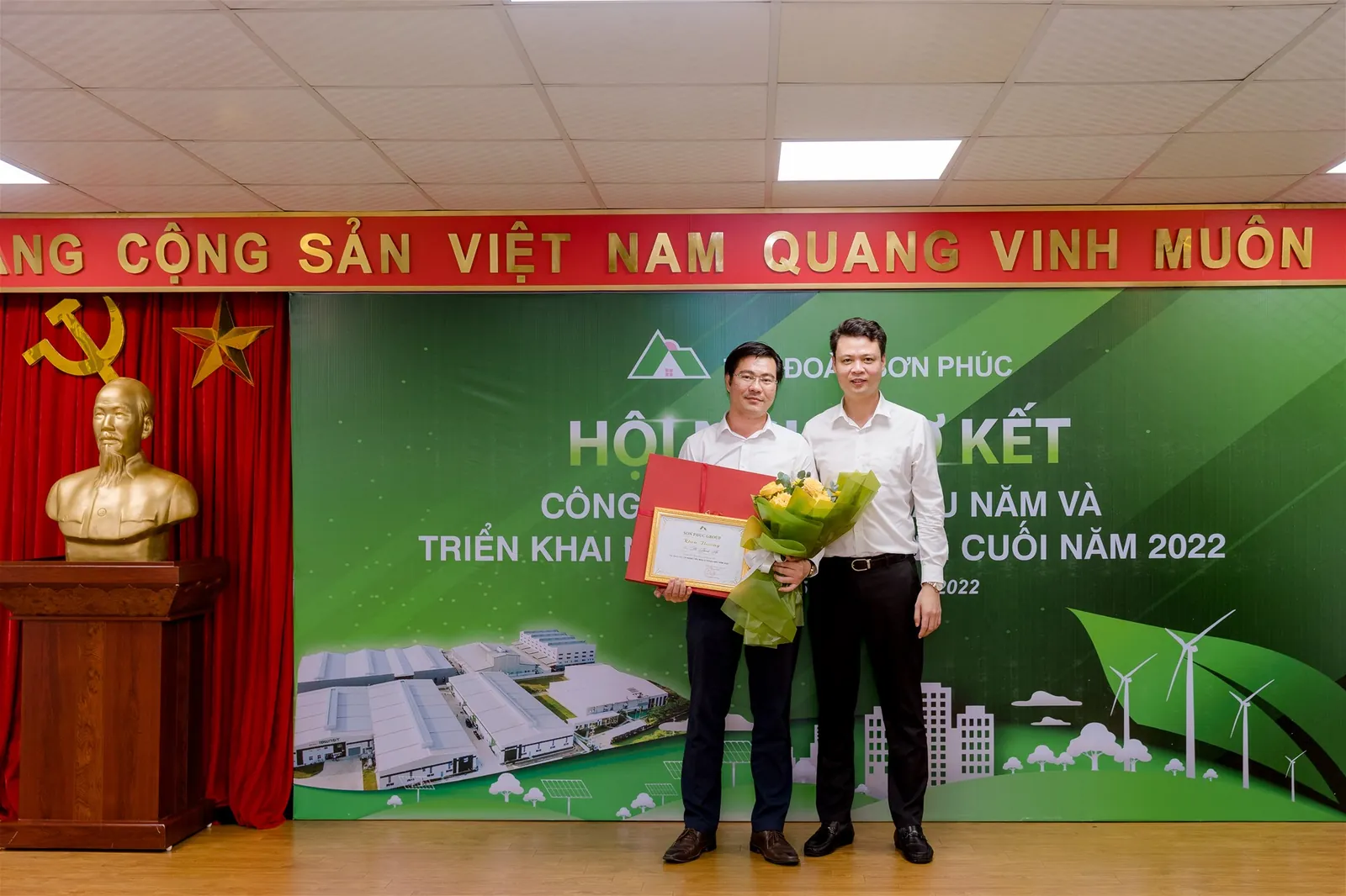 (Thành viên HĐQT, PTGĐ phụ trách tài chính Phạm Đình Hiệp (bên phải) trao bằng khen cho Giám đốc Ban Năng lượng tái tạo Đỗ Thanh An)