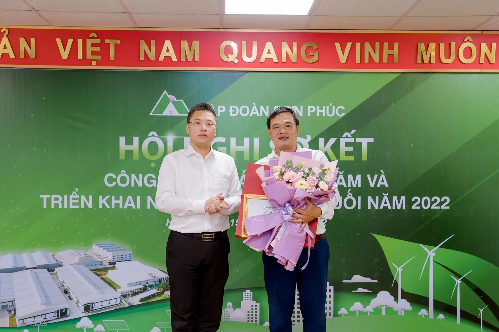 (PTGĐ Ban đầu tư 1 Nguyễn Đình Yên (bên trái) trao bằng khen cho Giám đốc Ban đầu tư 1 Nguyễn Anh Đức)