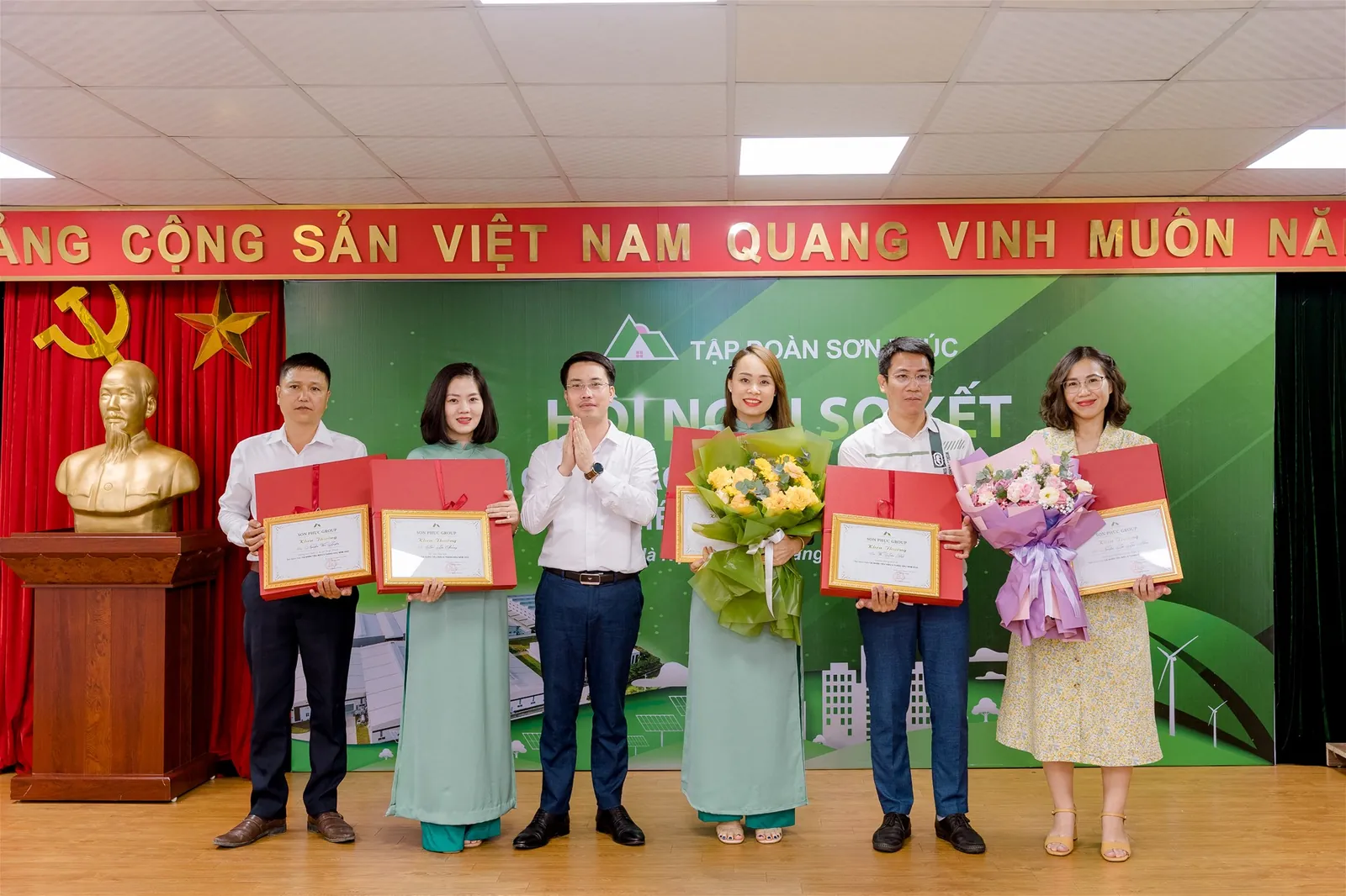 (PTGĐ Ban đầu tư 2 Nguyễn Quốc Anh trao bằng khen cho các cán bộ quản lý có thành tích tiêu biểu trong 6 tháng qua của Tập đoàn)