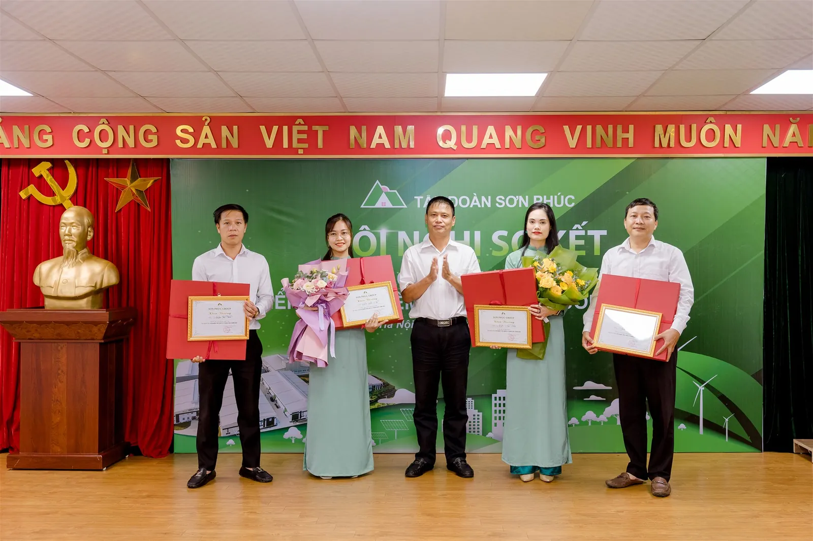 (PTGĐ phụ trách kĩ thuật Hoàng Văn Quyết trao bằng khen cho các nhân viên tiêu biểu của Tập đoàn)