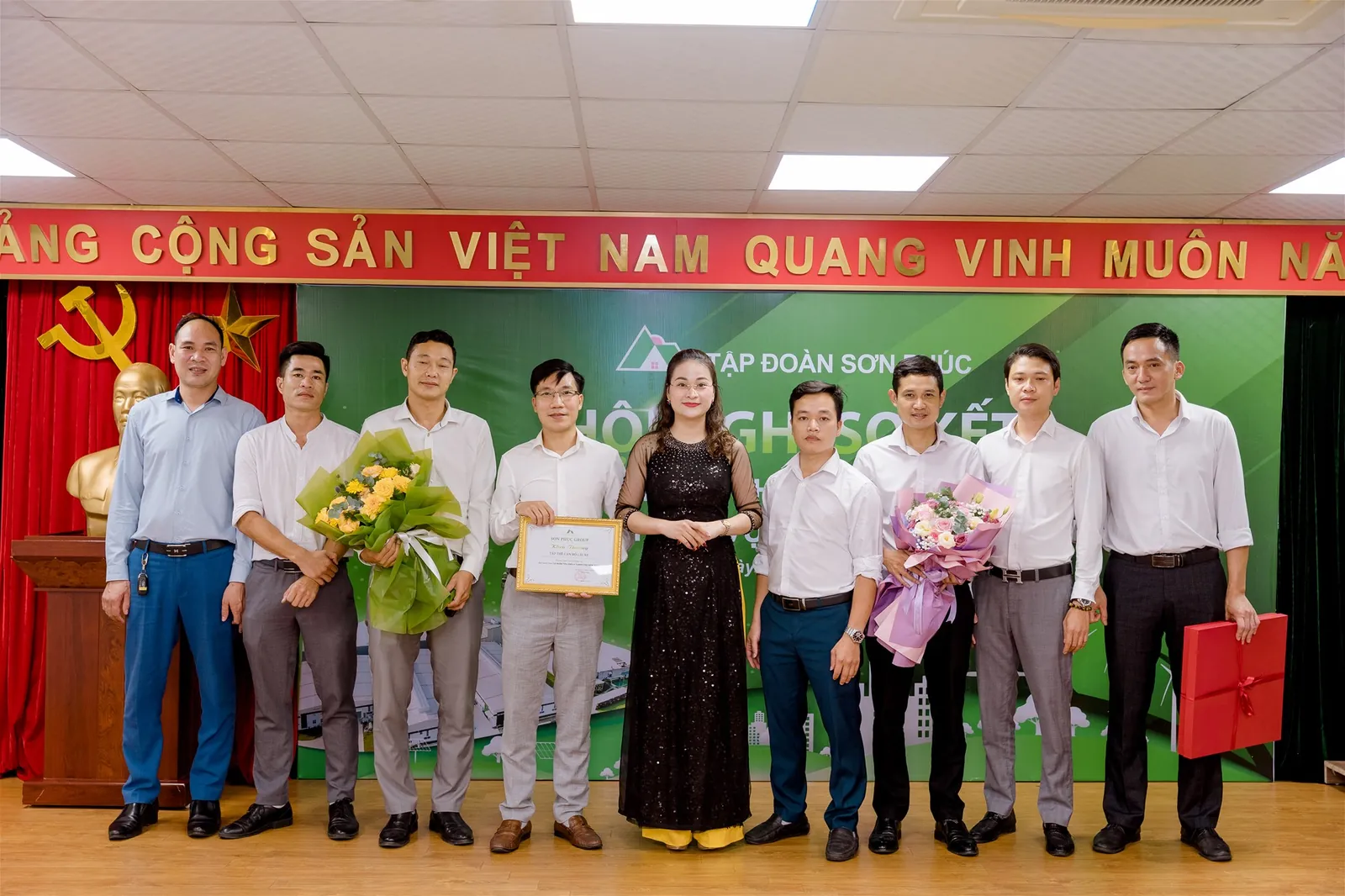 (Phó Chủ tịch HĐQT Trần Bỉnh Xuân trao bằng khen cho đơn vị đạt thành tích hoạt động tiêu biểu của Tập đoàn)