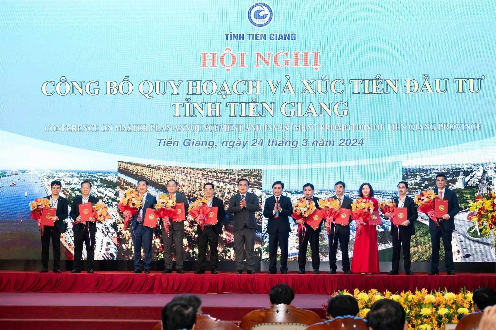 Đồng chí Nguyễn Văn Danh, Bí thư Tỉnh ủy Tiền Giang và đồng chí Nguyễn Văn Vĩnh, Chủ tịch UBND tỉnh Tiền Giang trao Quyết định Chấp thuận chủ trương đầu tư, Giấy chứng nhận đăng ký đầu tư và tặng hoa chúc mừng các nhà đầu tư