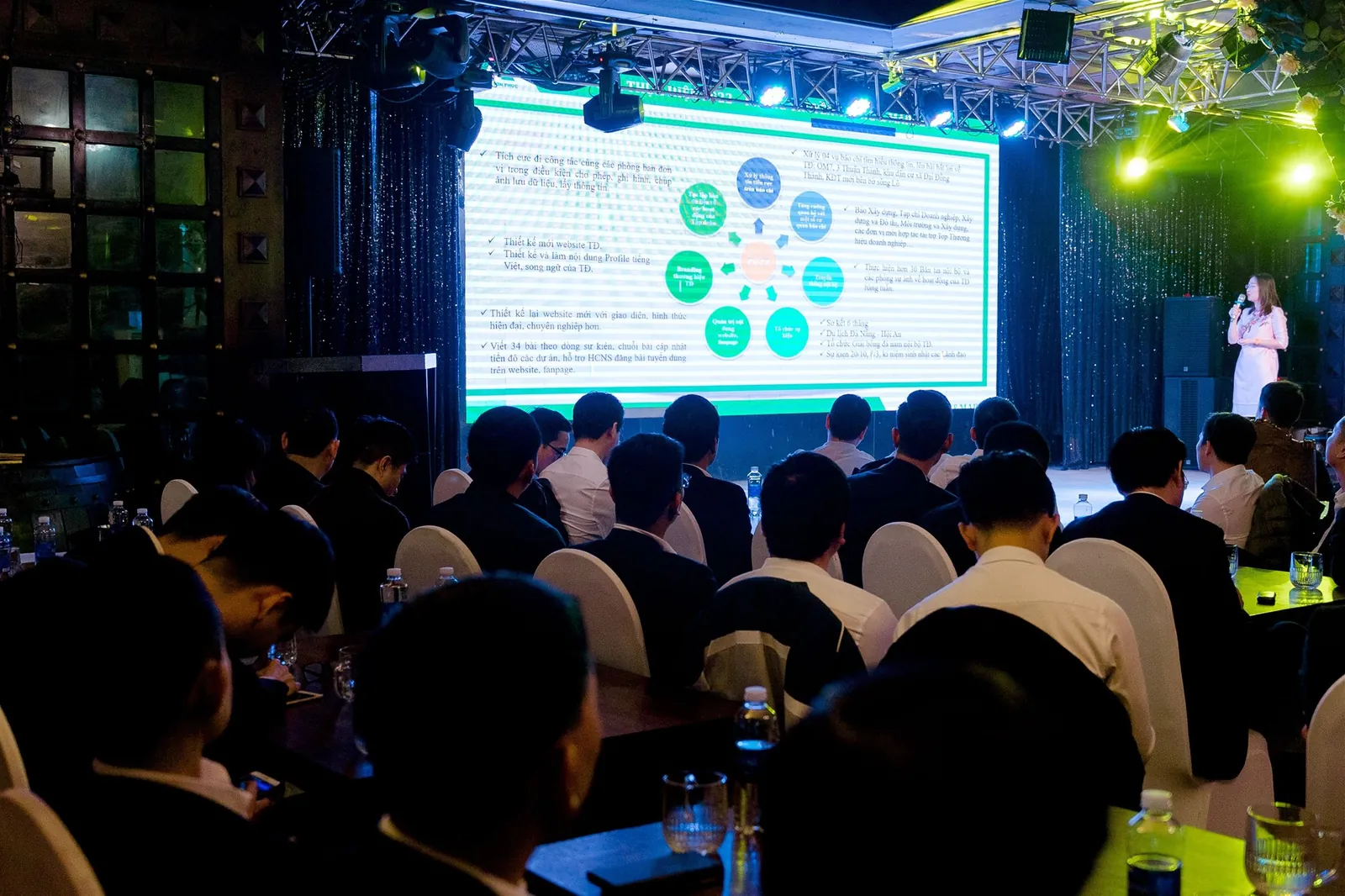 (GĐNS Tăng Thị Liền đại diện các đơn vị báo cáo tổng kết hoạt động năm 2022)