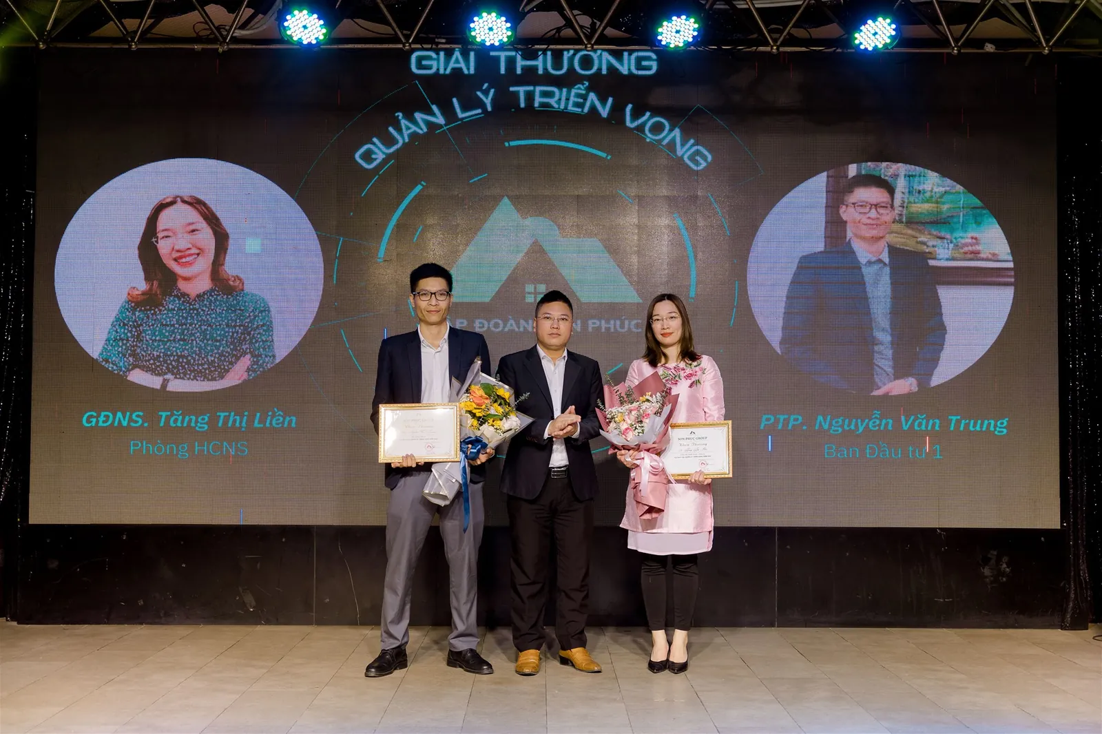 (PTGĐ Nguyễn Đình Yên trao bằng khen và giải thưởng cho các Quản lý triển vọng)