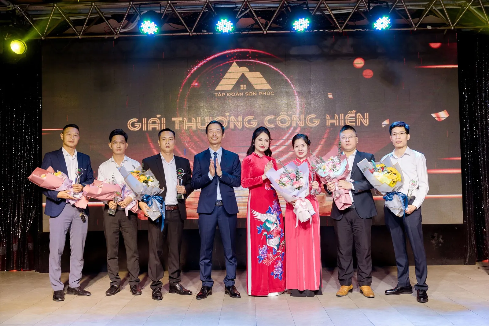 (Chủ tịch HĐQT Nguyễn Thế Hùng và Phó chủ tịch HĐQT Trần Bỉnh Xuân trao cúp tri ân các CBNV có thâm niên 5 năm trở lên tại Tập đoàn)