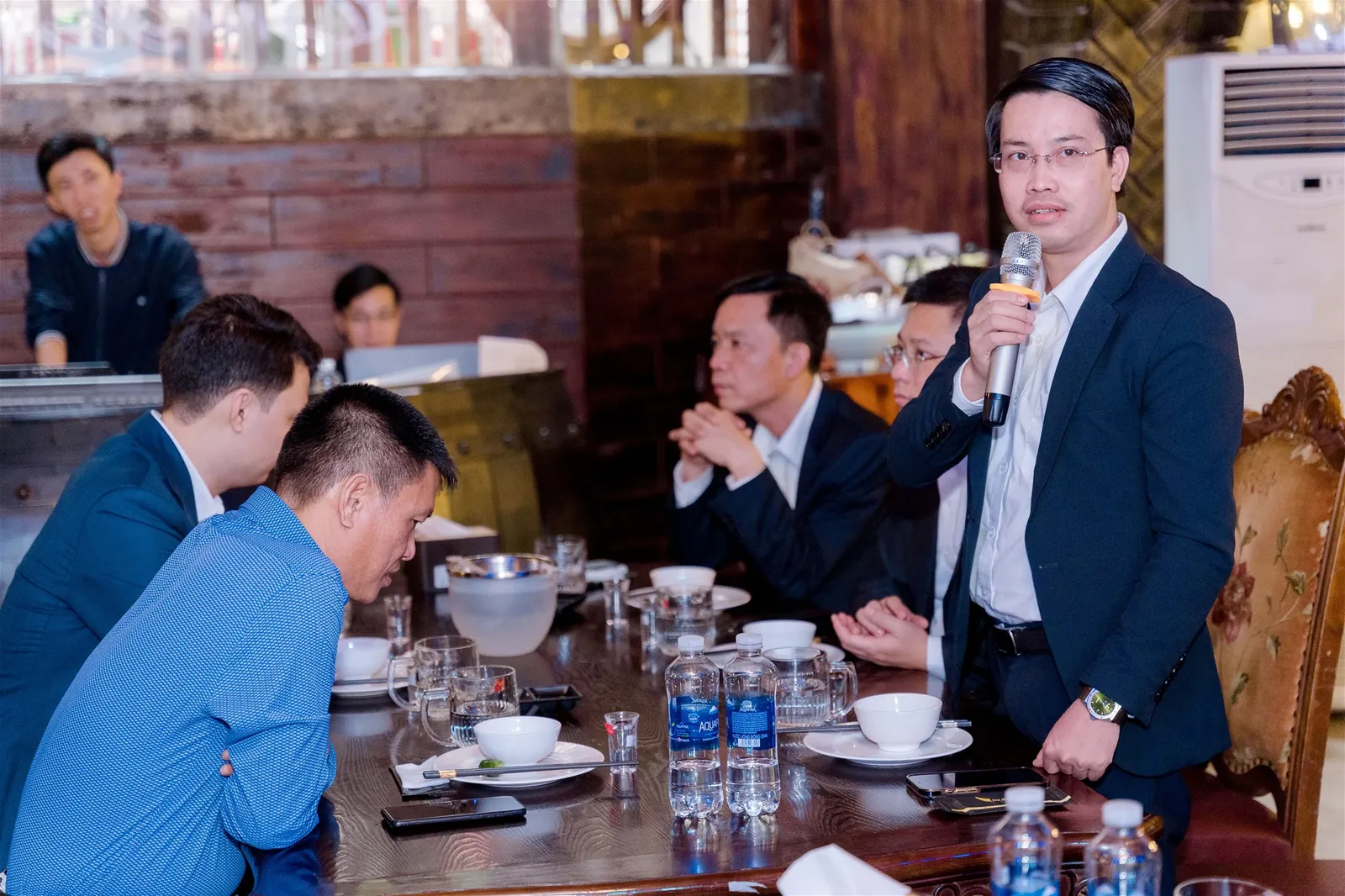 (PTGĐ Nguyễn Quốc Anh thay mặt Ban lãnh đạo chúc Tết HĐQT và Cán bộ nhân viên trong Tiệc tất niên)