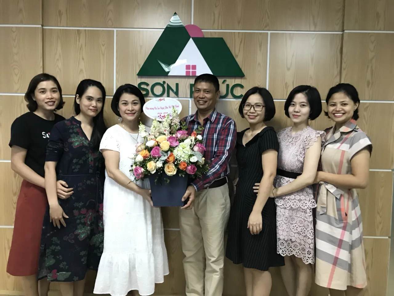 Ông Hoàng Văn Quyết - Phó Tổng Giám đốc Kỹ thuật tặng hoa chúc mừng các nữ CBNV Công ty