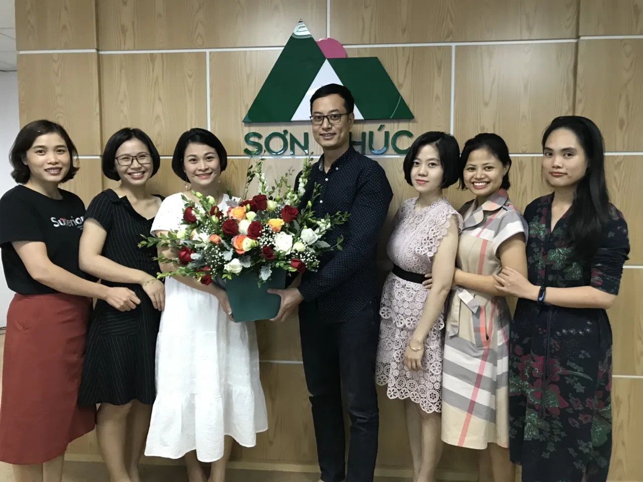 Ông Hoàng Anh - Phó Tổng Giám đốc Đầu tư tặng hoa chúc mừng các nữ CBNV Công ty