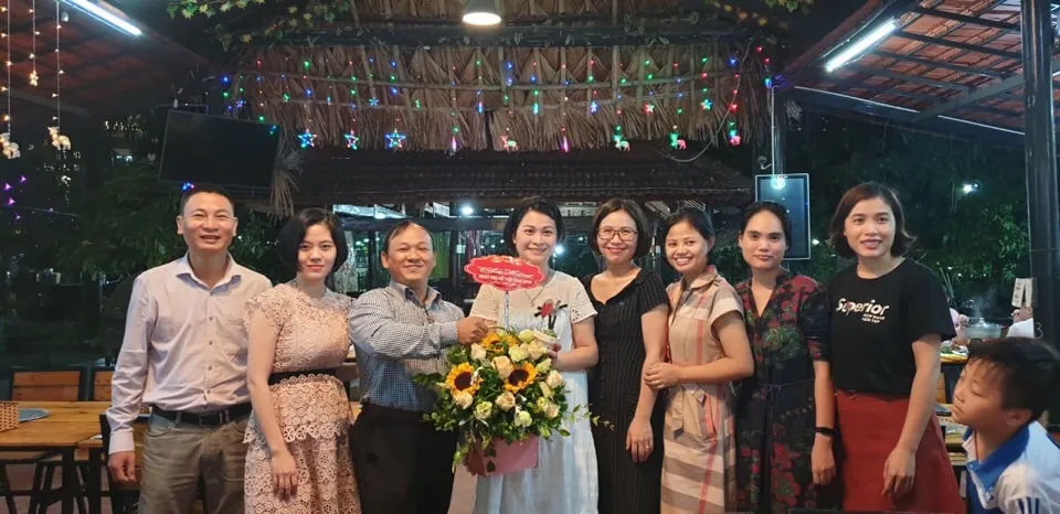 Ông Nguyễn Đăng Khương - Giám đốc Công ty Á Âu( Công ty thành viên của SƠN PHÚC GROUP) tặng hoa chúc mừng các nữ CBNV Công ty
