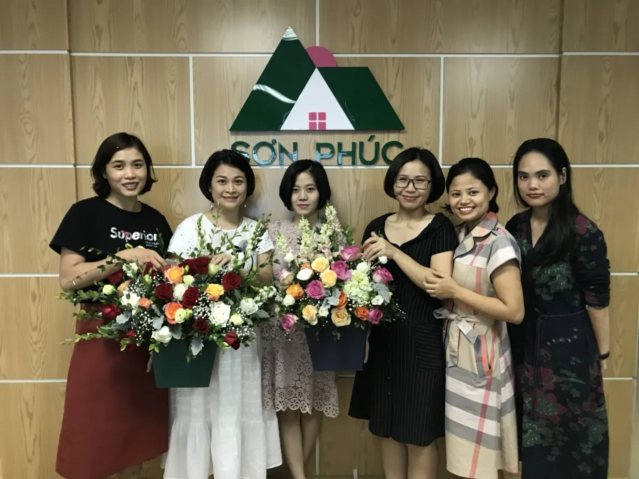 Đại diện các phòng ban chúc mừng các nữ CBNV Công ty
