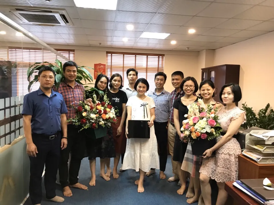 Đại diện các phòng ban chúc mừng các nữ CBNV Công ty