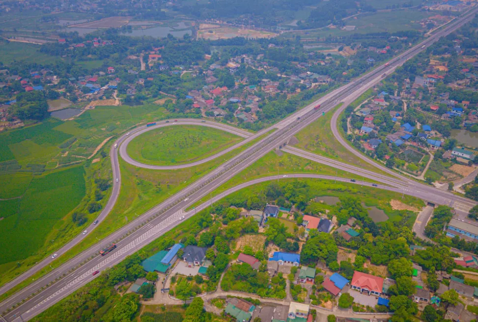 Cao tốc Tuyên Quang - Phú Thọ có tổng chiều dài khoảng 40,2 km, điểm đầu kết nối với nút giao IC9 cao tốc Nội Bài - Lào Cai (thị xã Phú Thọ, tỉnh Phú Thọ). Điểm cuối giao với quốc lộ 2 thuộc xã Lưỡng Vượng (thành phố Tuyên Quang, tỉnh Tuyên Quang)