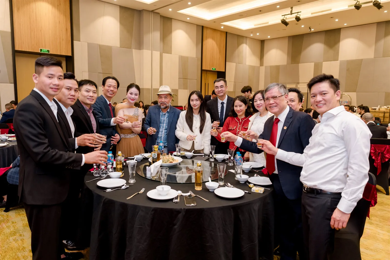 Người Sơn Phúc giao lưu trong đêm hội nghị