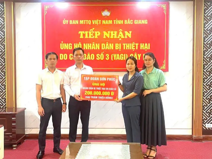 Ông Nguyễn Mạnh Hùng - P.TGĐ Giải phóng mặt bằng đại diện Tập đoàn Sơn Phúc trao quà ủng hộ tại UBMTTQVN Tỉnh Bắc Giang
