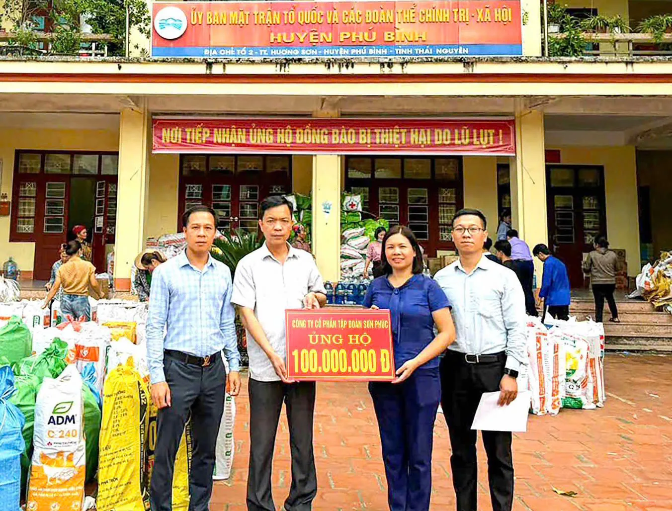 Ông Nguyễn Mạnh Hùng - P.TGĐ Giải phóng mặt bằng đại diện Tập đoàn Sơn Phúc trao quà ủng hộ tại UBMTTQVN Huyện Phú Bình - Tỉnh Thái Nguyên