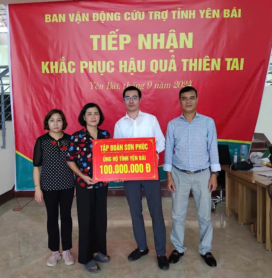 Đại diện Tập đoàn Sơn Phúc, Ông Đỗ Thanh An - Giám đốc ban đầu tư trao quà ủng hộ tại UBMTTQVN Tỉnh Yên Bái