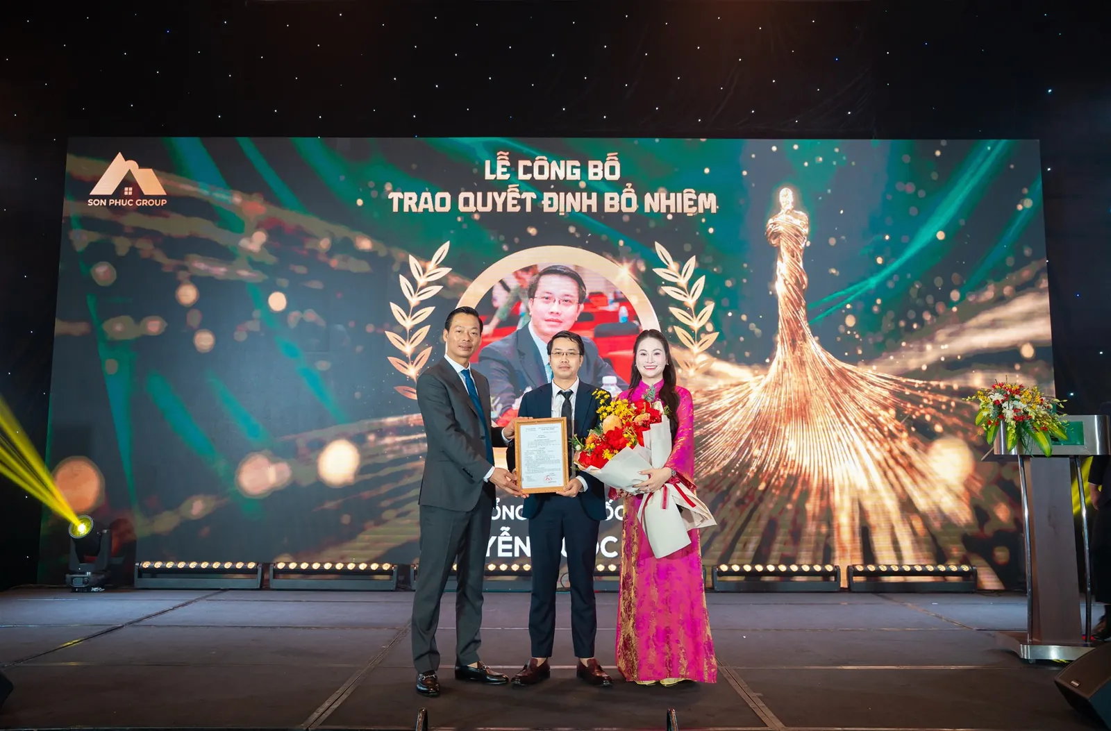 Chủ tịch HĐQT Nguyễn Thế Hùng và PCT HĐQT Trần Thị Bỉnh Xuân trao quyết định bổ nhiệm ông Nguyễn Quốc Anh giữ chức vụ Tổng Giám Đốc Tập đoàn
