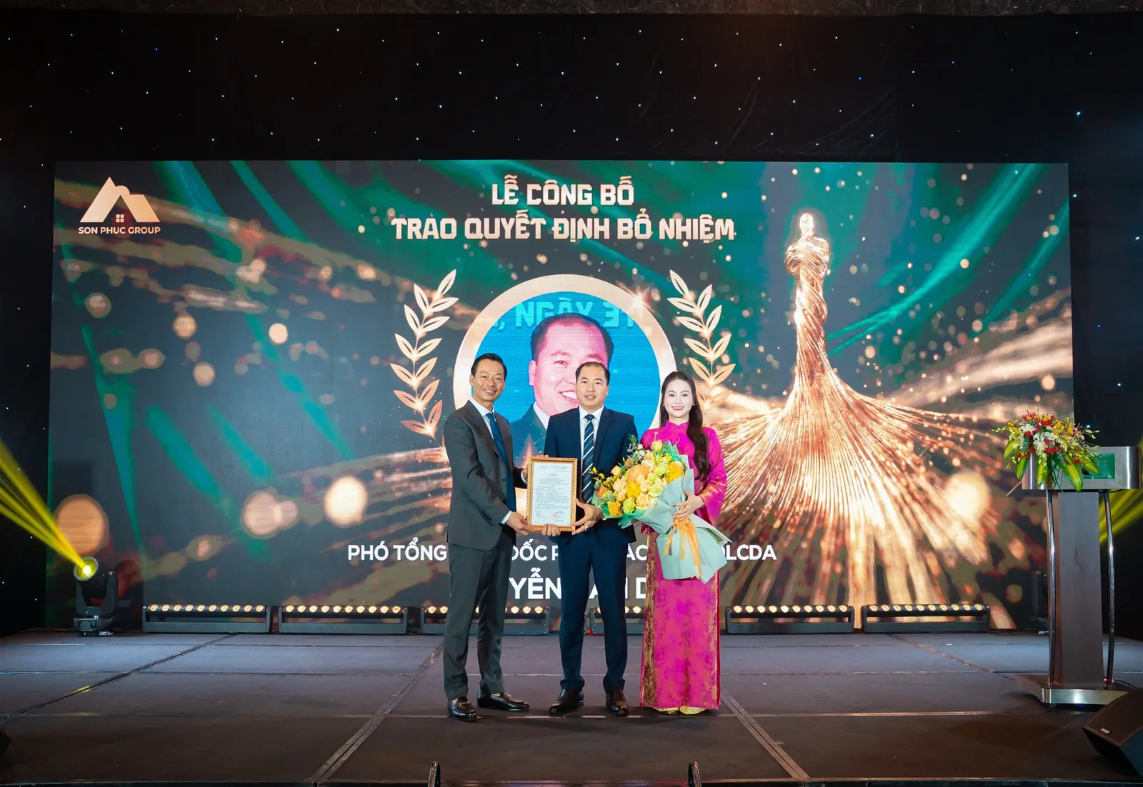 Chủ tịch HĐQT Nguyễn Thế Hùng và PCT HĐQT Trần Thị Bỉnh Xuân trao quyết định bổ nhiệm ông Nguyễn Văn Dự giữ chức vụ Phó Tổng Giám Đốc phụ trách Ban QLCDA
