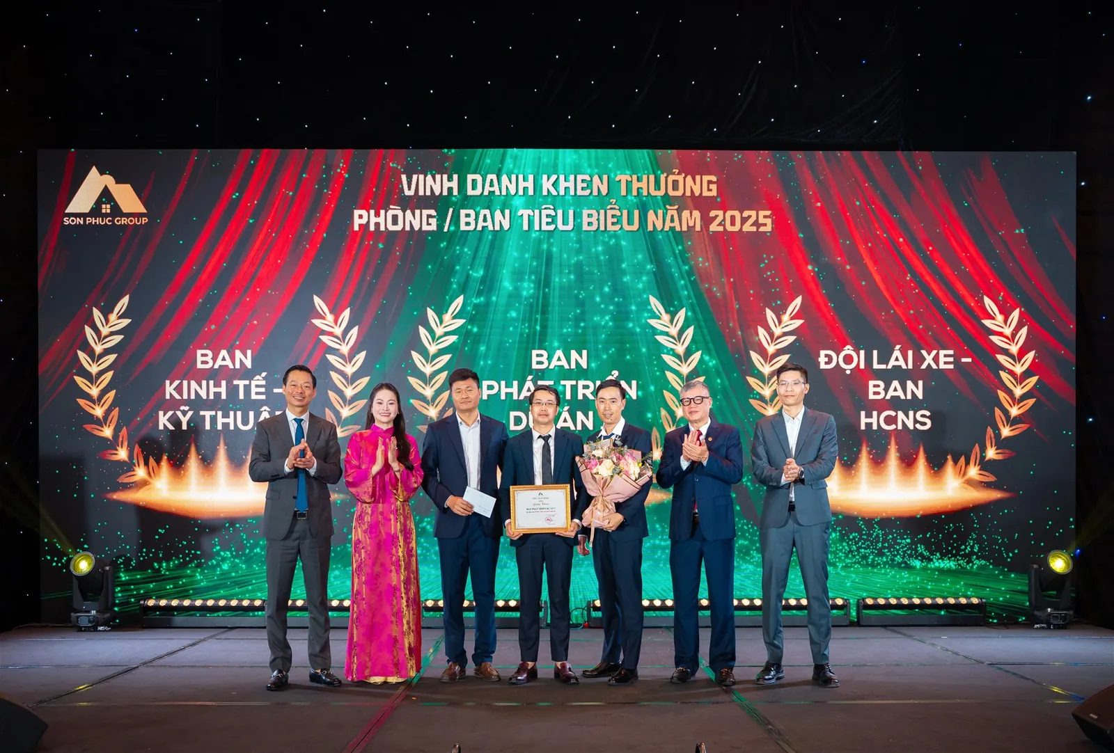 Nhân dịp này, Tập đoàn vinh danh, khen thưởng các Phòng/Ban, Quản lý, Cán bộ nhân viên tiêu biểu và vinh danh CBNV thâm niên 5 năm trở lên
