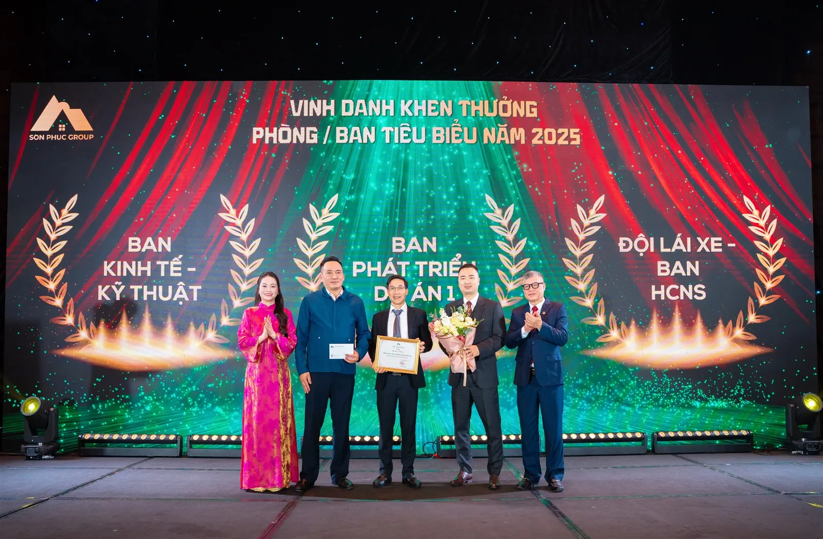 Nhân dịp này, Tập đoàn vinh danh, khen thưởng các Phòng/Ban, Quản lý, Cán bộ nhân viên tiêu biểu và vinh danh CBNV thâm niên 5 năm trở lên