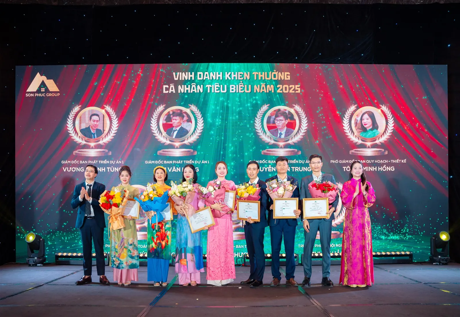Nhân dịp này, Tập đoàn vinh danh, khen thưởng các Phòng/Ban, Quản lý, Cán bộ nhân viên tiêu biểu và vinh danh CBNV thâm niên 5 năm trở lên