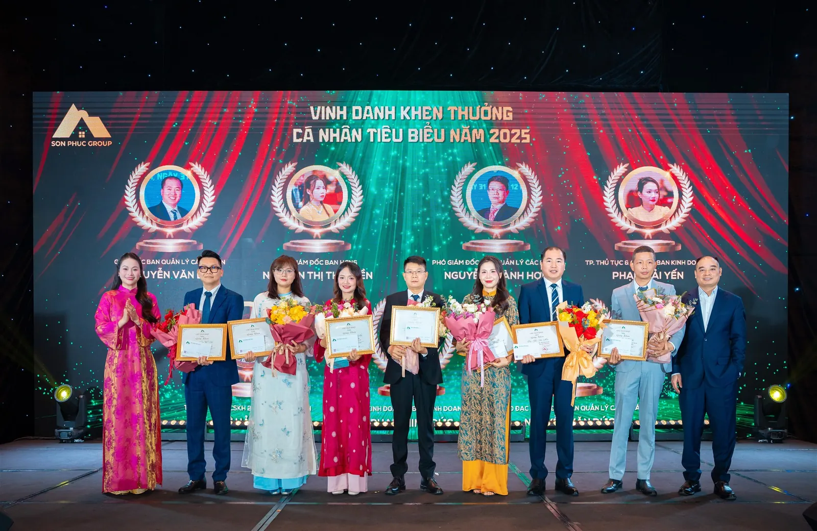 Nhân dịp này, Tập đoàn vinh danh, khen thưởng các Phòng/Ban, Quản lý, Cán bộ nhân viên tiêu biểu và vinh danh CBNV thâm niên 5 năm trở lên